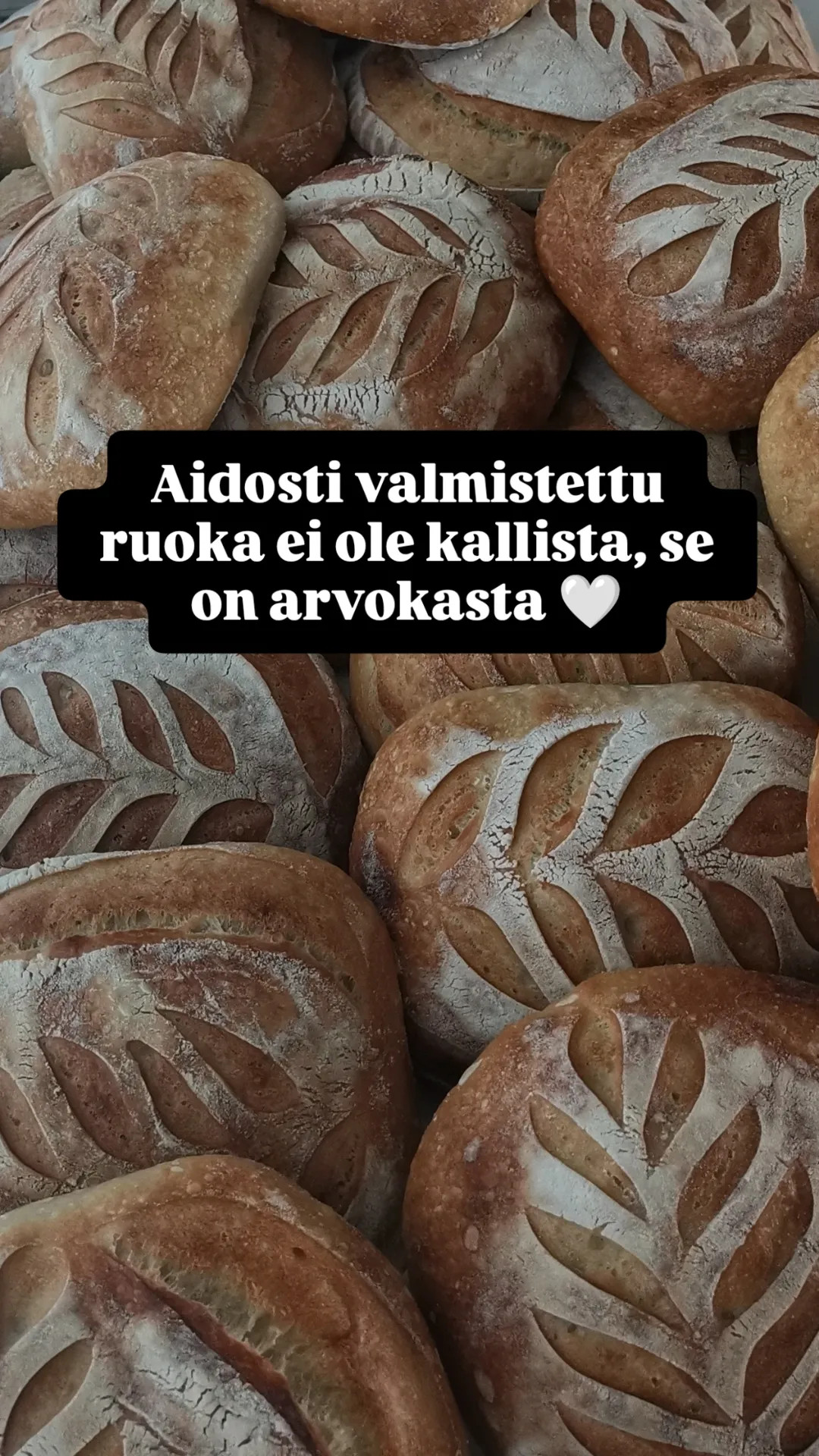 Leipuri täällä pohtii ääneen sitä että.. 😄
Moni ostaa kahvilasta mielellään esimerkiksi 7 euroa maksavan makukahvin tai erikoisjuoman, eikä hintaa juuri mietitä. Se nähdään pienenä arjen hemmotteluna, elämyksenä tai nautintona.
Mutta kun käsityönä tehty, aidoista raaka- aineista valmistettu artesaanileipä maksaa saman verran, se saattaa tuntua jonkun mielestä kalliilta.
Miksi?
Ehkä siksi, että leipää on totuttu pitämään peruselintarvikkeena. Monen mielessä vertailukohtana on marketin teollinen leipä, jonka valmistusprosessi, raaka- aineet ja tuotantomäärät ovat täysin eri maailmasta kuin pienessä käsityöleipomossa.
Moni suosittu makukahvi sisältää runsaasti sokeria, erilaisia siirappeja, makuaineita ja muita lisättyjä ainesosia. Silti niitä harvoin tarkastellaan sen kautta, mitä ne sisältävät tai miten ne on valmistettu.
Mielenkiintoista on myös se, että 7 euron kahvi nautitaan usein muutamassa minuutissa.
Hyvä artesaanileipä taas voi olla osa useita aterioita ja tuoda iloa useamman päivän ajan. 🍞🍞
Itse maksan mielelläni ruoasta tai juomasta enemmän silloin, kun tiedän saavani vastineeksi laatua, aitoja raaka- aineita, ravitsevuutta ja käsityötä. Minulle hinta ei kerro pelkästään siitä mitä tuote maksaa, vaan myös siitä, mitä sen tekeminen on vaatinut ja mitä se sisältää. 😊
Siksi uskon, että aidosti valmistettu ruoka ei ole kallista, se on arvokasta. 🥖❤️
